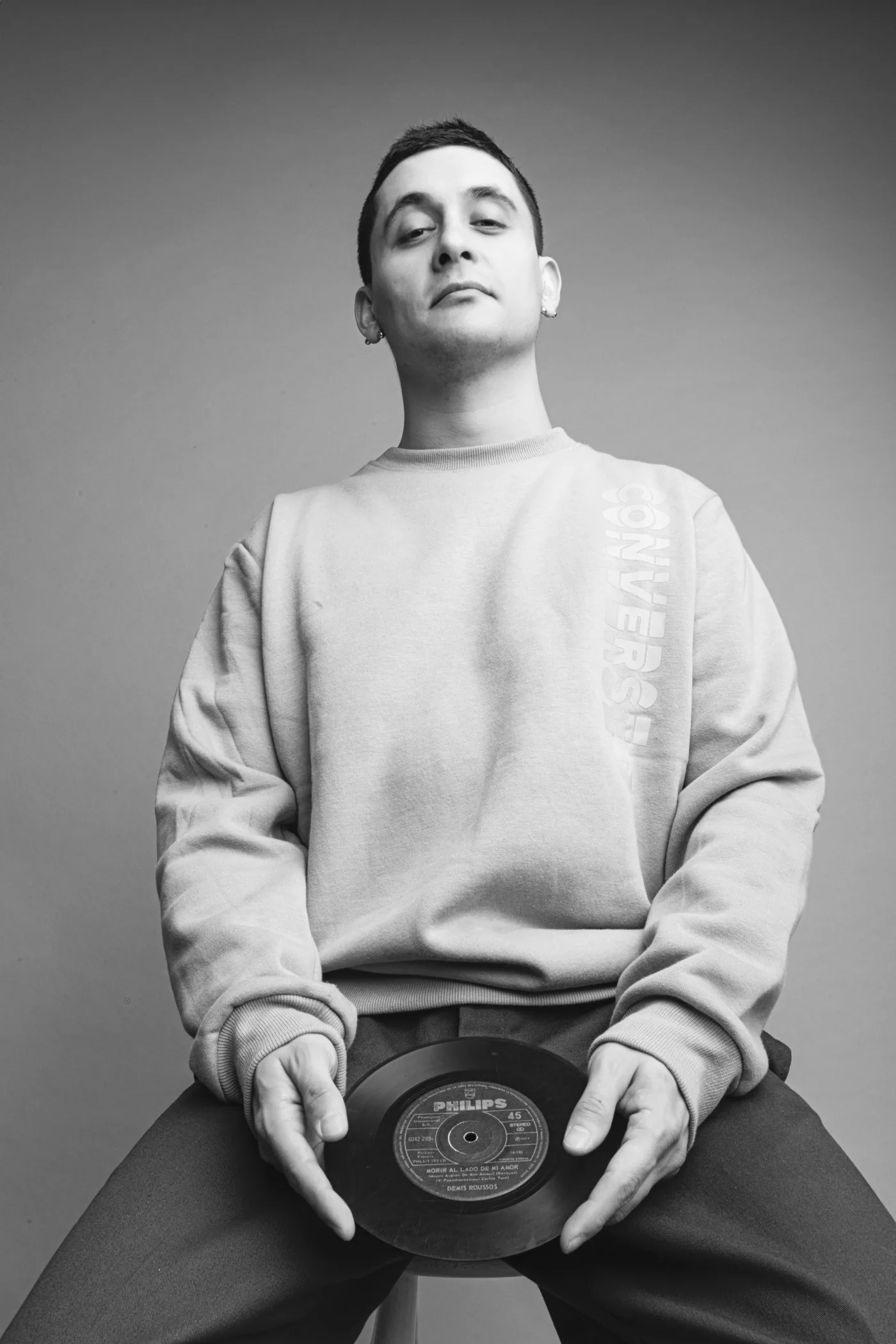 DJ de SeipiesMusic en sesión editorial sosteniendo un vinilo, retrato en blanco y negro